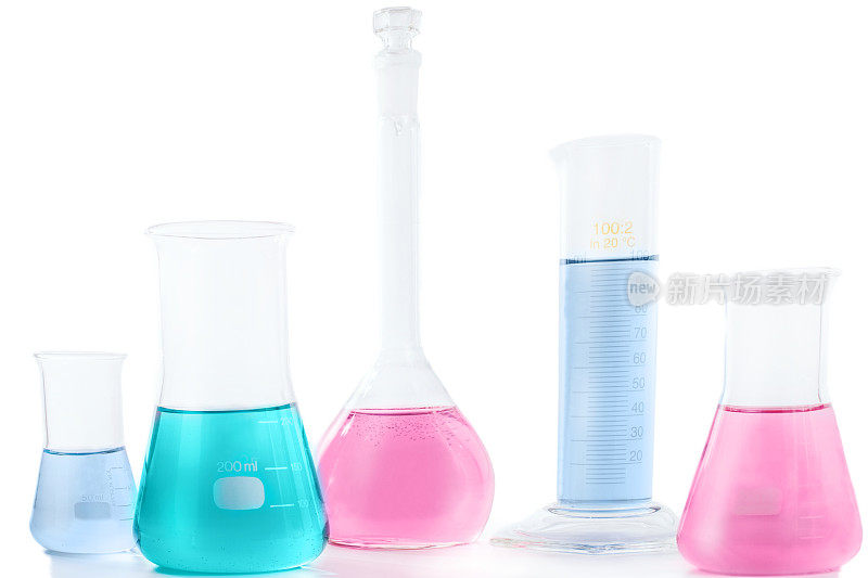 有彩色液体和试剂的化学实验室烧杯。研究科学和医学实验室。