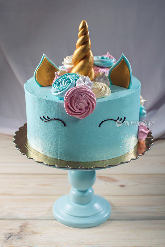 漂亮亮丽的蛋糕装饰成梦幻独角兽的形式。为孩子们的生日设计的节日甜点