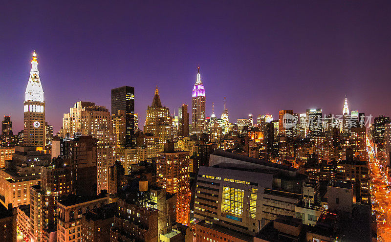 日落时的纽约天际线与大都会人寿保险公司大厦、帝国大厦、克莱斯勒大厦、曼哈顿中城摩天大楼、第三大道和品蓝色晴空。