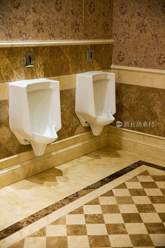 现代公共厕所内部设有小便池排