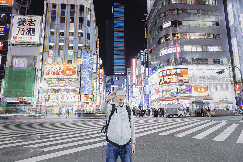 一名游客在新宿歌舞伎町的夜晚自拍