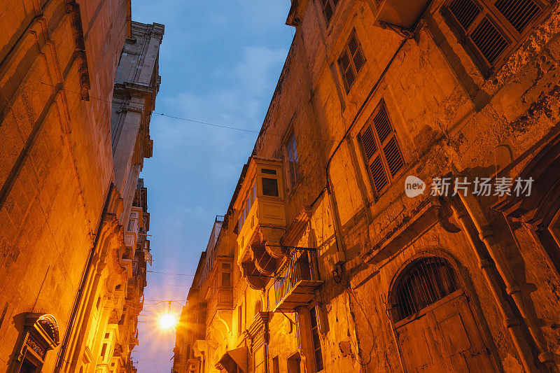 马耳他瓦莱塔市街头的夜景