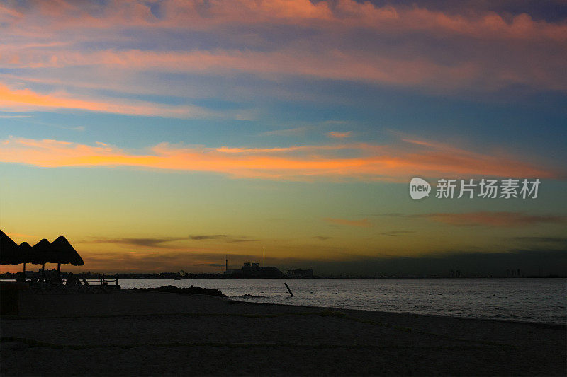 日落在加勒比海与红色和蓝色的天空，坎昆，墨西哥。