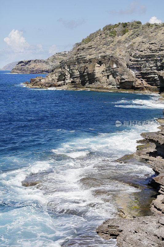 海浪袭击安提瓜多岩石的海岸线