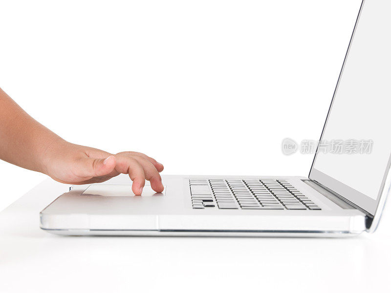 婴儿用手指在笔记本电脑上敲击键盘