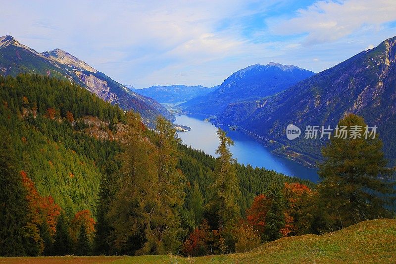 奥地利泰洛卡温德尔阿尔卑斯山脉上的阿钦湖和佩蒂绍