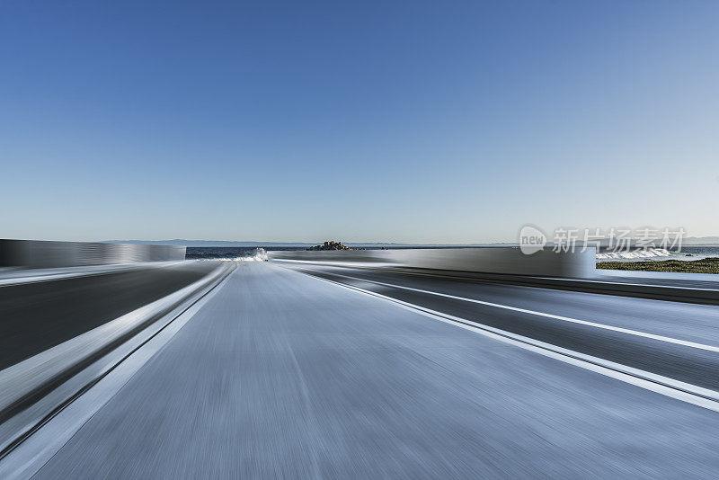 模糊的运动海岸道路对天空