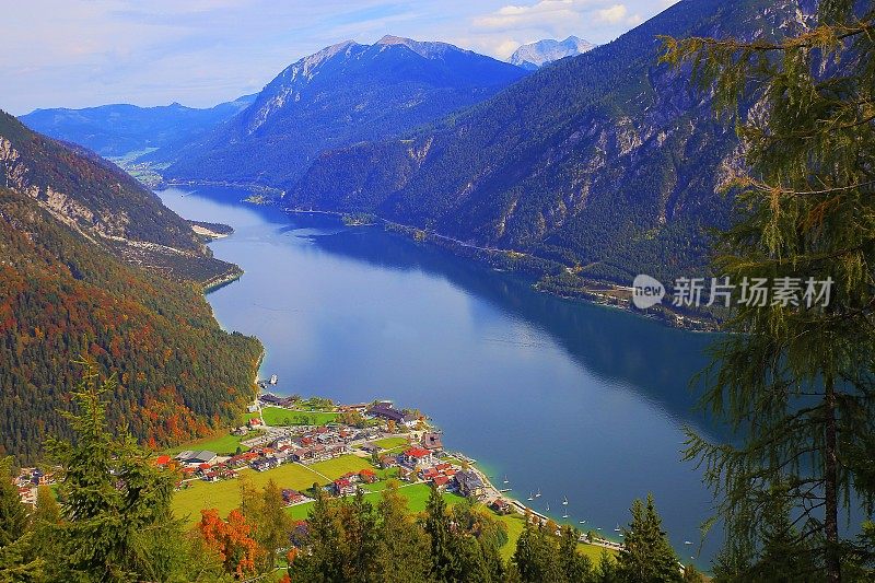 秋天拂晓时，从泰洛阿尔卑斯山上方的阿钦湖和佩蒂绍――奥地利