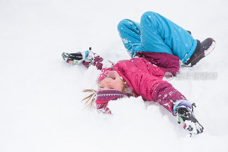 孩子们在暴风雪中快乐地玩雪橇