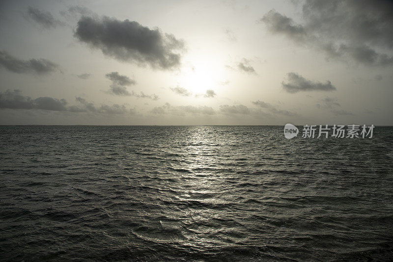 海上日出