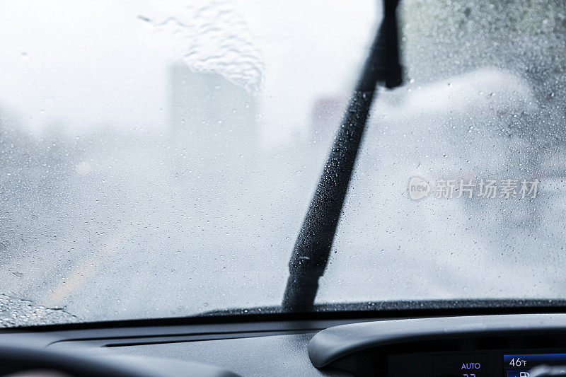 汽车司机POV看过去的雨刷在拖车卡车