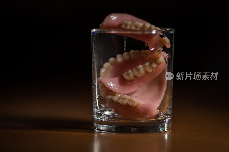 玻璃里的假牙