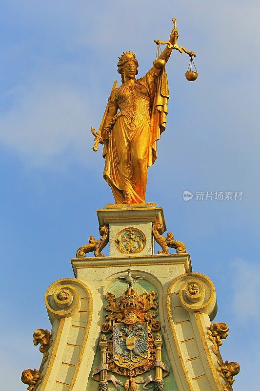 比利时布鲁日，金色的女法官在古老的法庭上