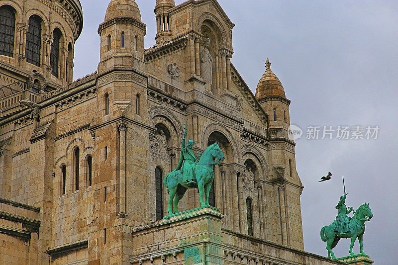 在法国巴黎蒙马特区圣心教堂前，鸟儿在飞翔