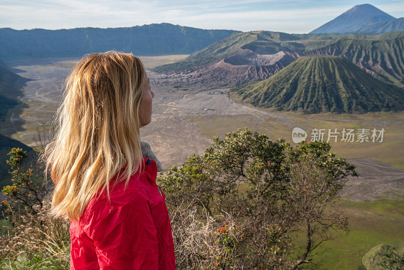 年轻女子徒步旅行沉思火山景观从山顶看布罗莫火山-人们旅行冒险的概念