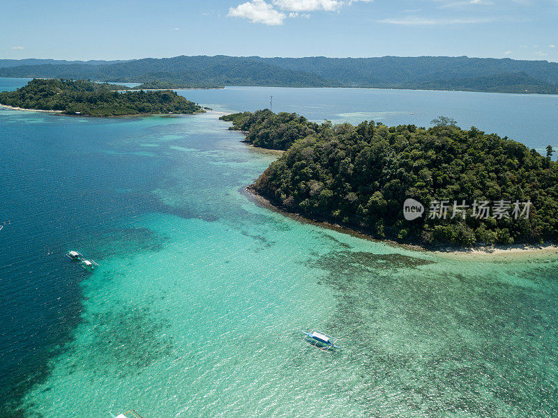 令人惊叹的无人机拍摄的热带岛屿和船在绿松石纯净的水。上图，拍摄于菲律宾群岛，亚洲。港口巴顿,巴拉望