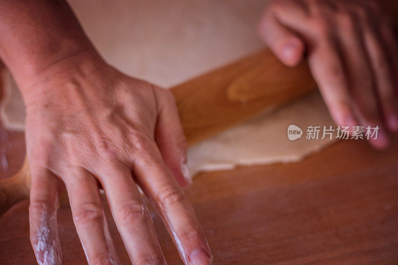 感恩节用餐，制作南瓜派，用擀面杖擀面