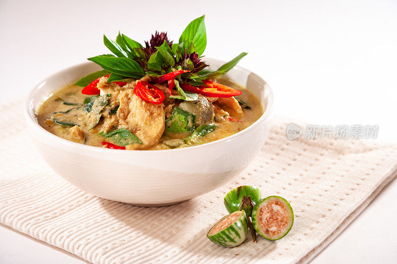现代泰国绿色咖喱鸡