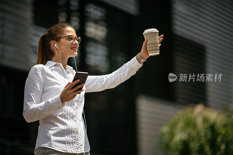 年轻的女商人正在休息