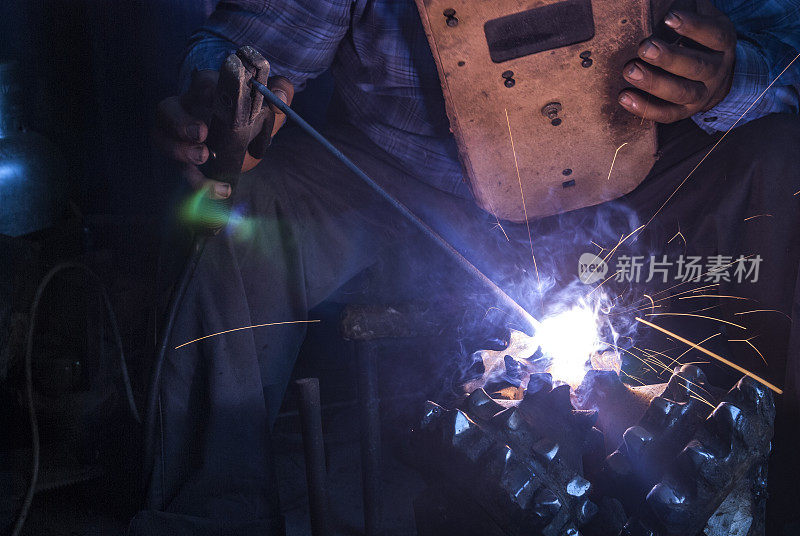 是工厂焊接钢筋的专业焊工