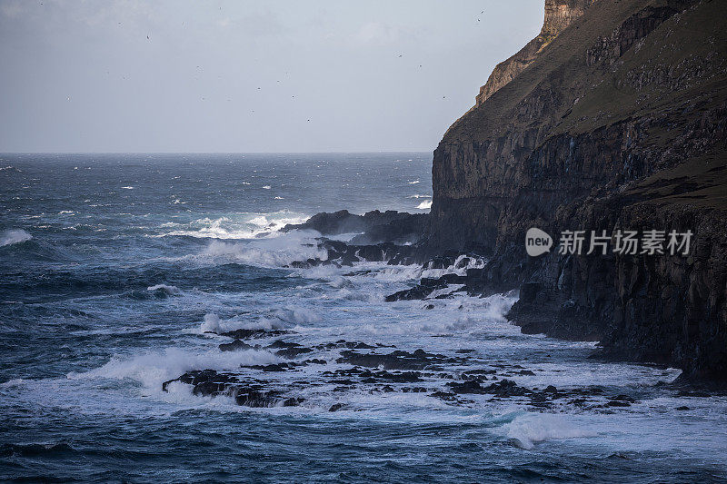 海浪拍打着法罗群岛的苏厄泽罗伊悬崖