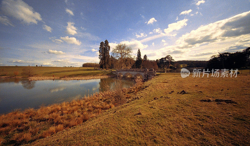 湖，河，池塘，水，风景，风景从步道通过英国沃里克郡乡村-拍摄的电影