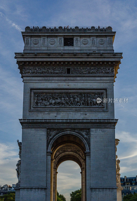 落日时分的巴黎和凯旋门