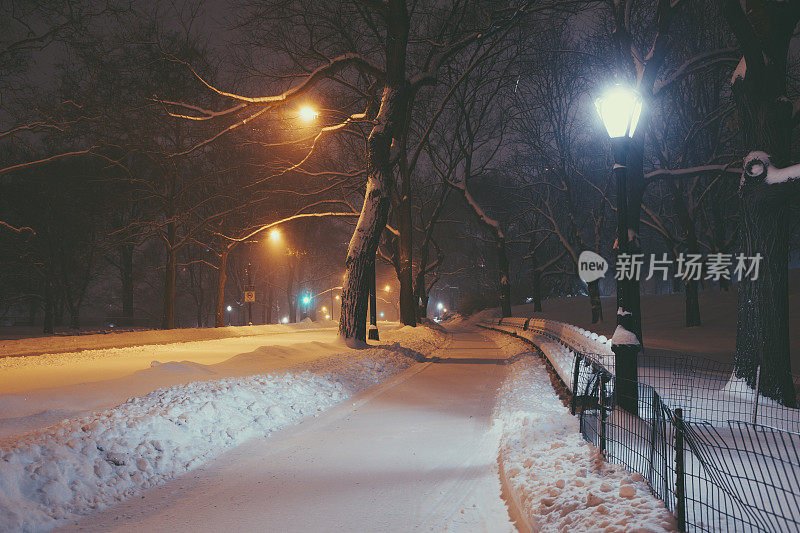 晚上中央公园被雪覆盖着