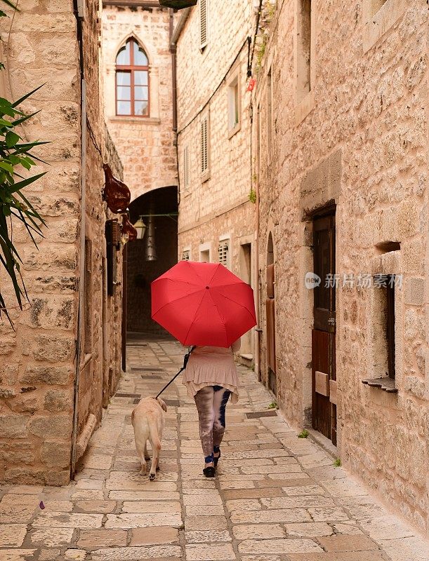红色的伞