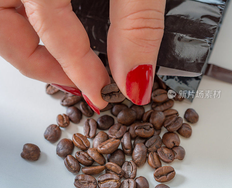 近距离观察妇女检查咖啡豆从黑色纸袋