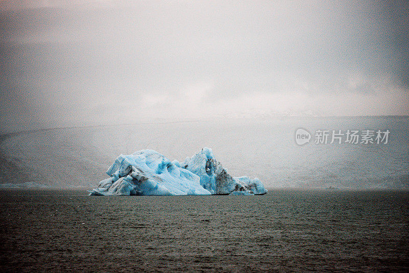 冰山漂浮在Jökulsárlón冰川泻湖冰岛在阴天