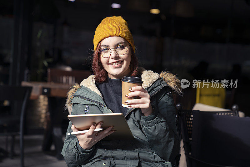 年轻的女设计师使用图形平板电脑