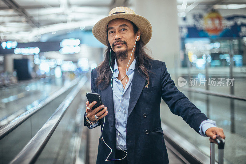 在机场用手机的男人