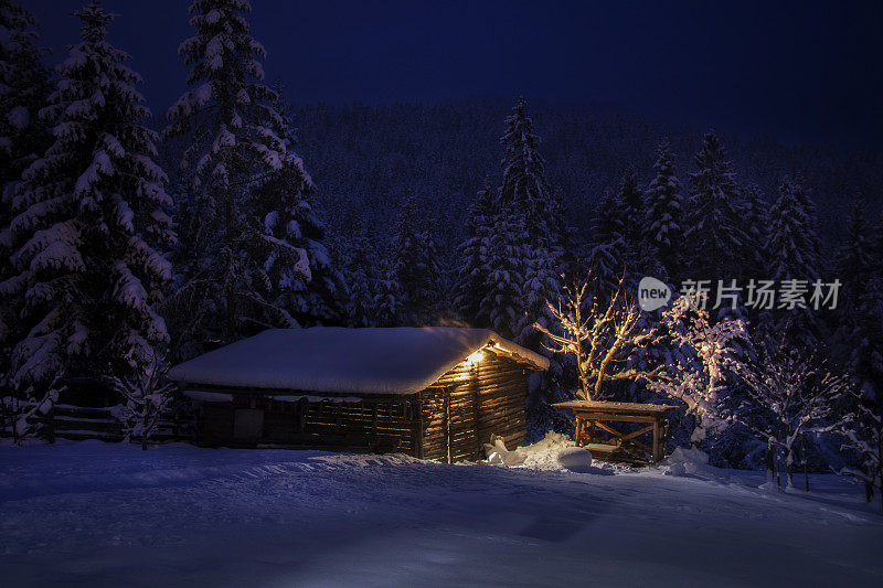 冬夜山上——小屋被雪覆盖