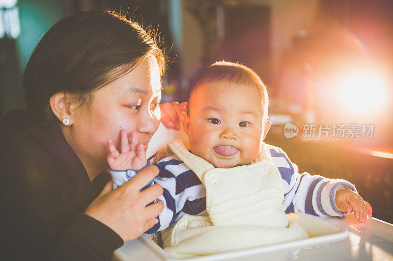 亚洲婴儿与母亲