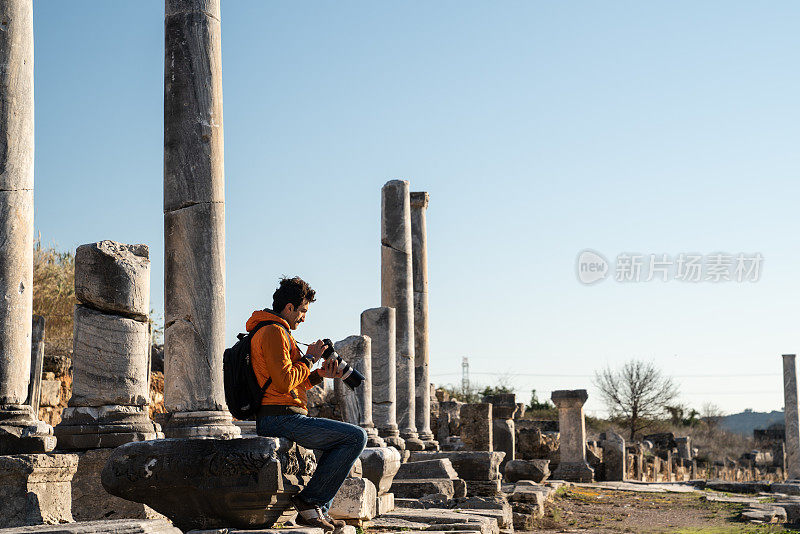 成年旅行者在土耳其安塔利亚佩吉古城拍摄