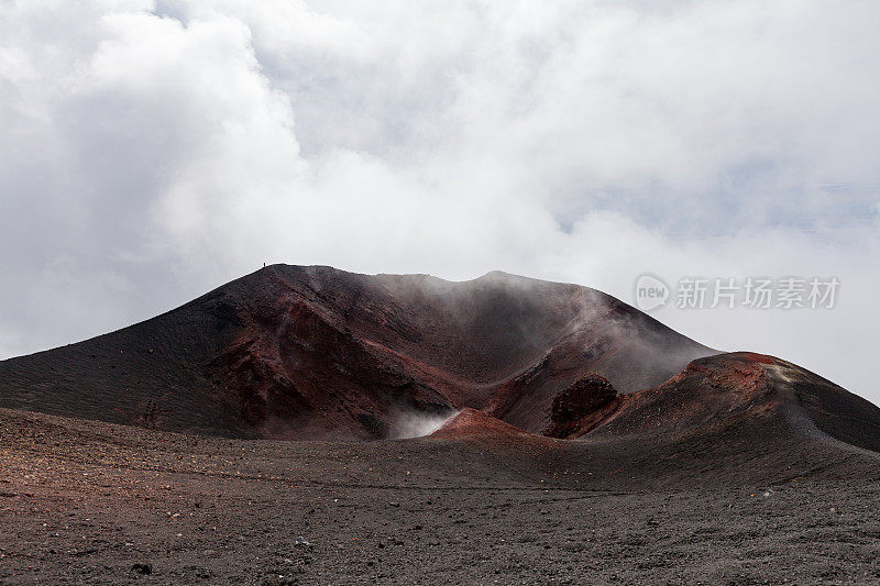 像月球表面一样的东南火山口埃特纳，欧洲大陆最高的活火山，意大利西西里岛