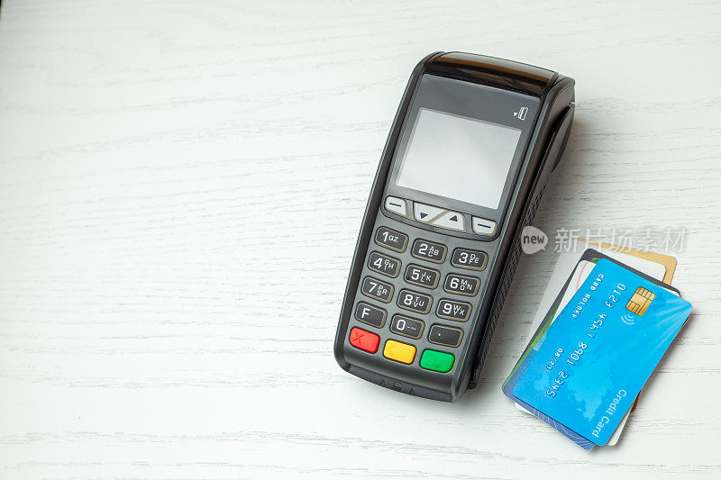 POS终端机，刷卡机，白色背景。采用NFC技术的非接触式支付。
