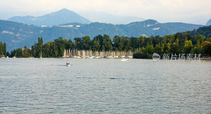 瑞士日内瓦湖滨码头上的帆船