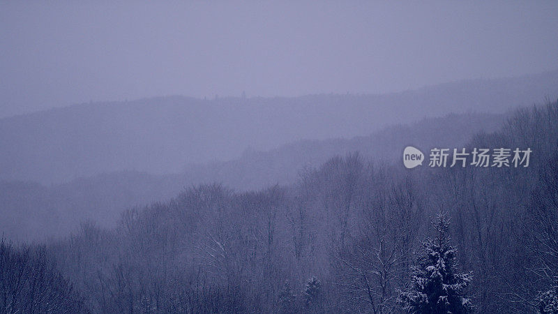 冬季仙境。的雪山风景