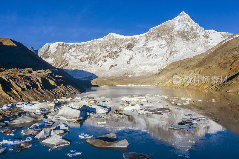 圣洛伦佐山东面倒映在冰湖上