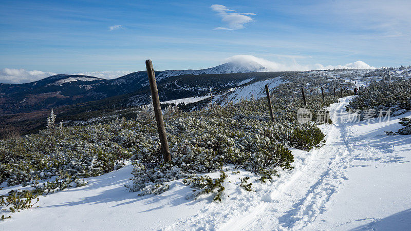 冬季仙境。的雪山风景