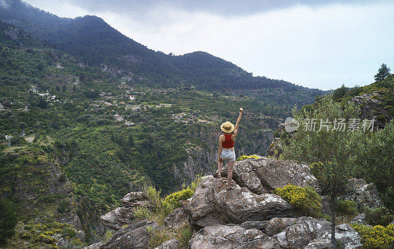 旅行者欣赏风景