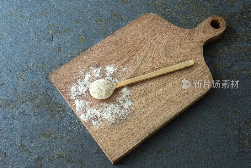 用勺子和玉米粉切菜板