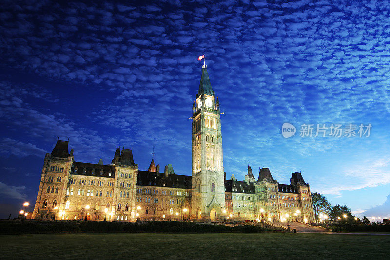 日落时照亮加拿大国会大厦