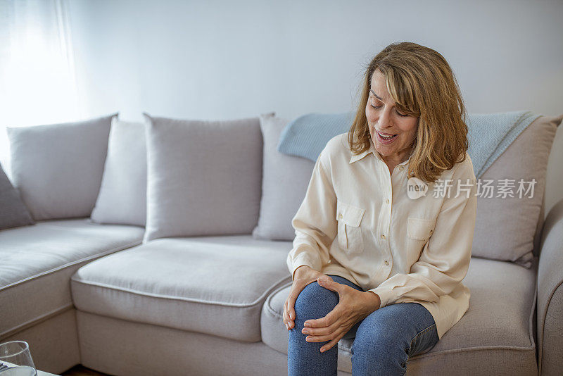 成熟的女人在痛的时候，抱着膝盖