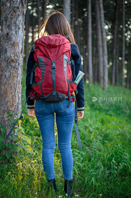 森林里的女徒步旅行者