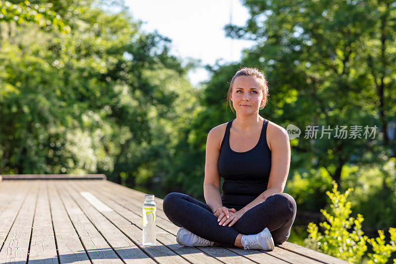 女人沉思在户外