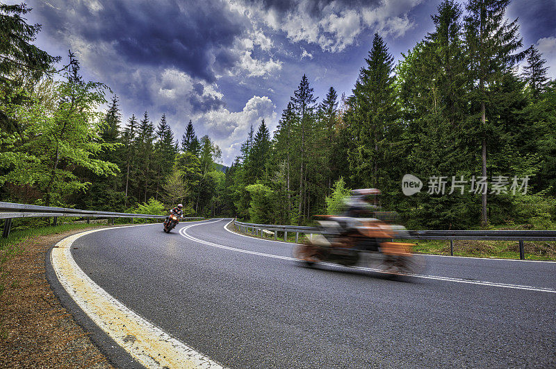 在山路上骑摩托车的人(HDRi)