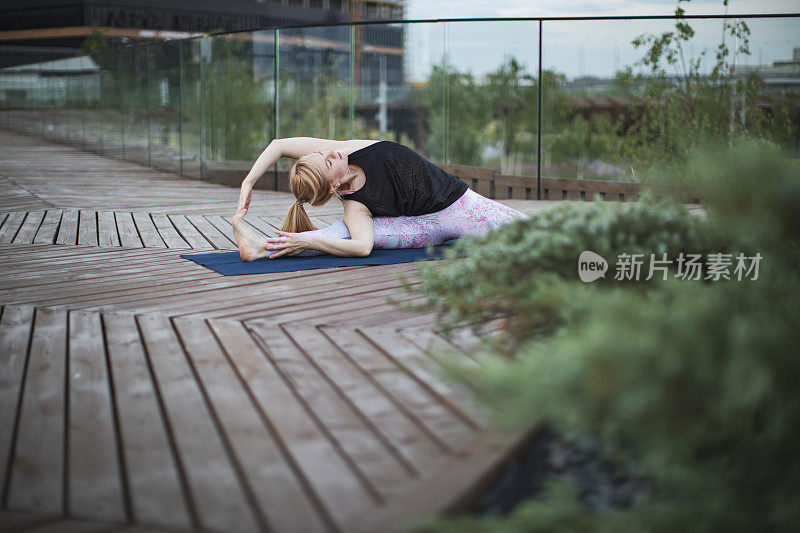 在户外练习瑜伽的女人